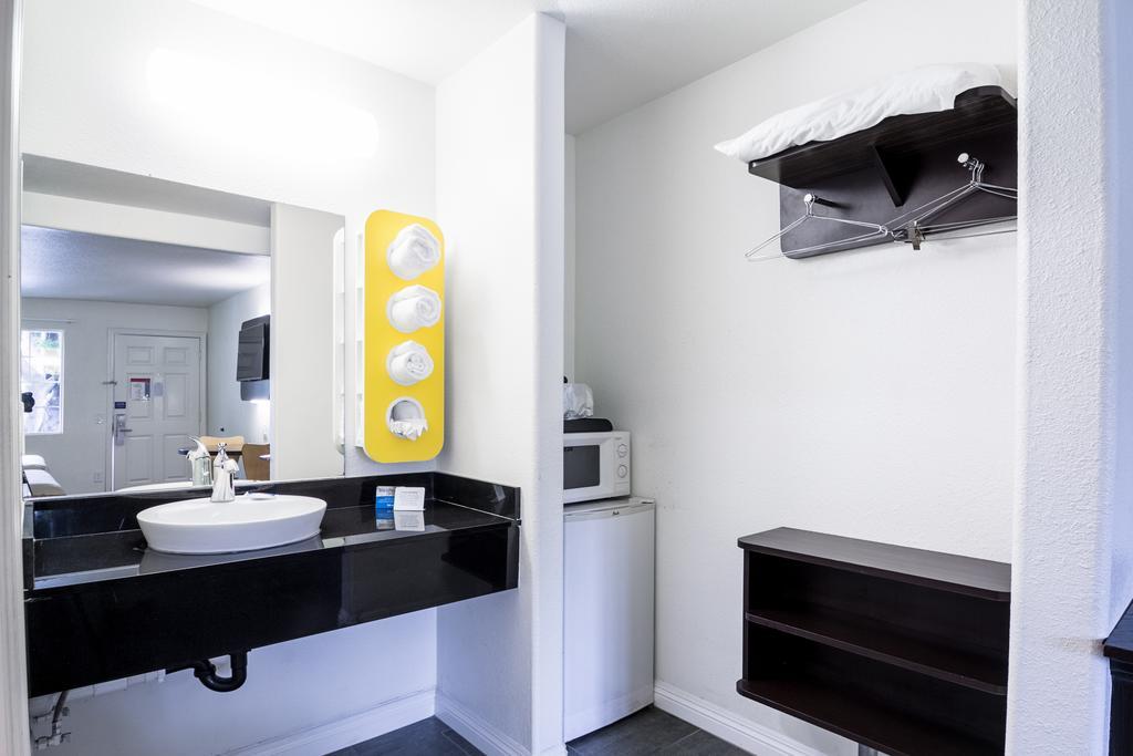 Fisherman'S Cove Inn Монтерей Экстерьер фото
